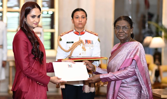 सूरीनाम की राजदूत हनीशा जयराम सोमवार को राष्ट्रपति द्रौपदी मुर्मु को अपना परिचयत्र पत्र सौंपते हुए सूरीनाम की राजदूत हनीशा जयराम सोमवार को राष्ट्रपति द्रौपदी मुर्मु को अपना परिचयत्र पत्र सौंपते हुए