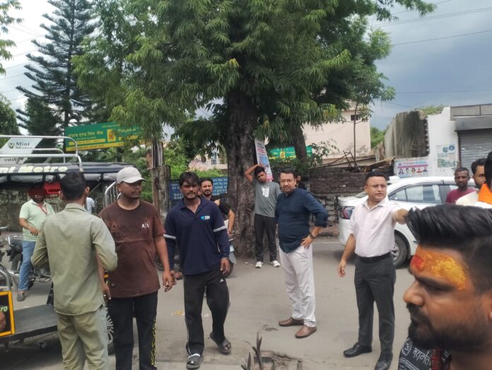 तिकोनिया अतिक्रमण पर पीला पंजा चला तिकोनिया अतिक्रमण पर पीला पंजा चला