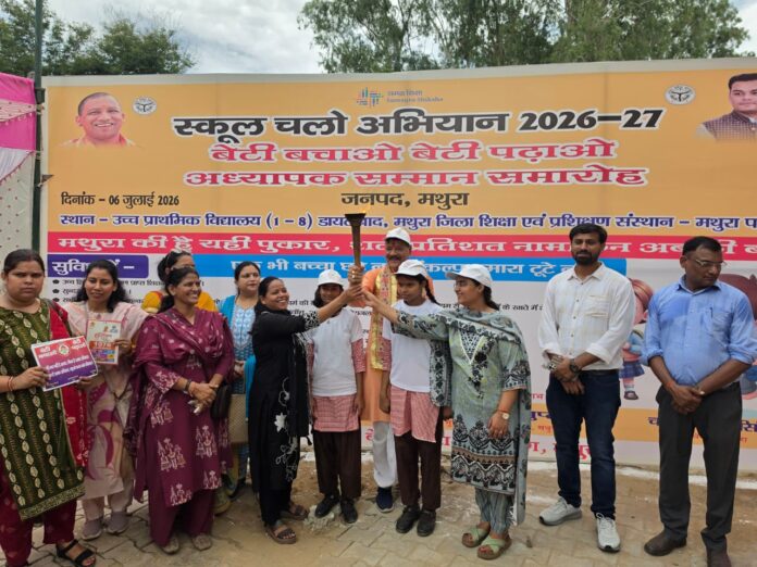 विधायक शिक्षा रैली की मशाल प्रज्वलित करते हुए विधायक शिक्षा रैली की मशाल प्रज्वलित करते हुए