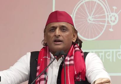 अखिलेश यादव पत्रकारों से बातचीत करते हुए अखिलेश यादव पत्रकारों से बातचीत करते हुए