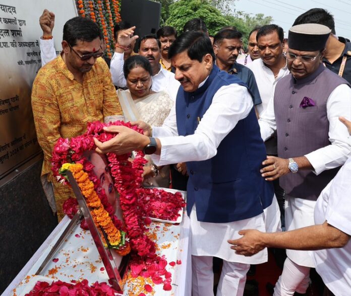 मुख्यमंत्री माेहन यादव पुष्पांजलि अर्पित मुख्यमंत्री माेहन यादव पुष्पांजलि अर्पित