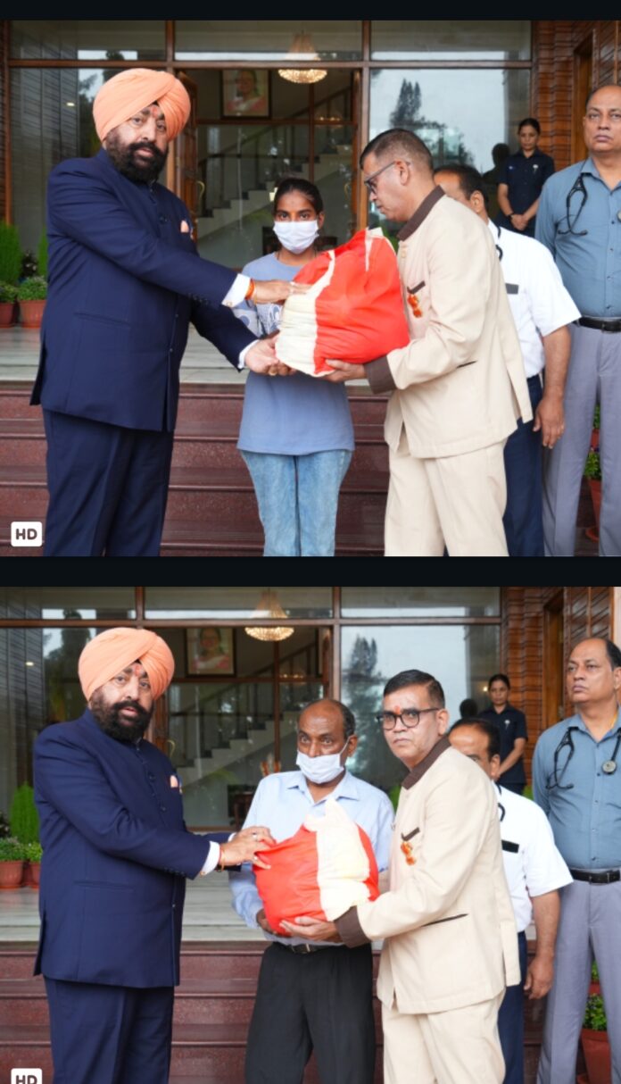 राज्यपाल किट वितरित करते हुए हार्दिक अभिनंदन राज्यपाल किट वितरित करते हुए हार्दिक अभिनंदन