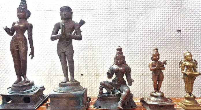 पंचधातु कला के पुराने पुतले