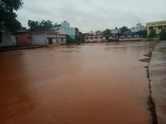 गोकुलपुर स्कूल परिसर में पानी भरा हुआ गोकुलपुर स्कूल परिसर में पानी भरा हुआ