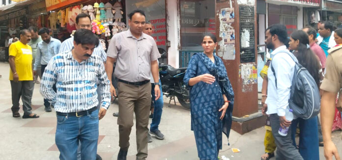 निरीक्षण करतीं मेला अधिकारी सोनिका निरीक्षण करतीं मेला अधिकारी सोनिका
