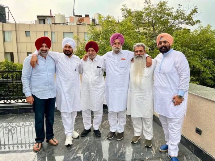 पूर्व मुख्यमंत्री चरणजीत सिंह चन्नी नेताओं के साथ बैठक पूर्व मुख्यमंत्री चरणजीत सिंह चन्नी नेताओं के साथ बैठक