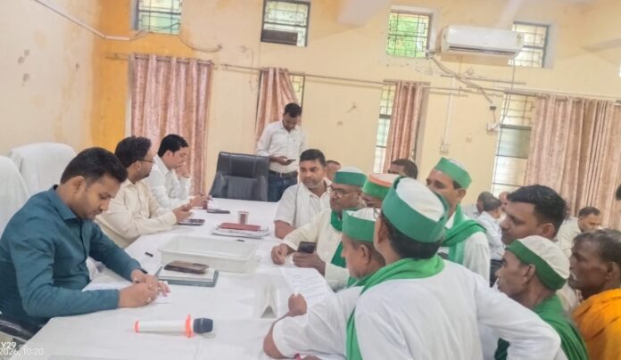 भारतीय किसान यूनियन के पदाधिकारी ज्ञापन देते हैं भारतीय किसान यूनियन के पदाधिकारी ज्ञापन देते हैं