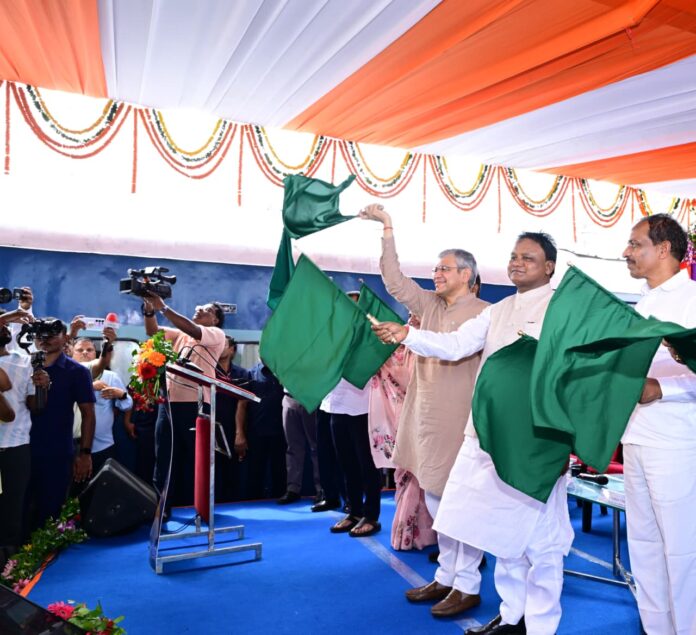 मुख्यमंत्री माझी नई ट्रेनों को हरी झडी दिखाते हुए