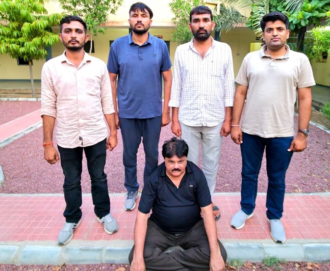 गुजरात में तस्कर गिरफ्तार गुजरात में तस्कर गिरफ्तार