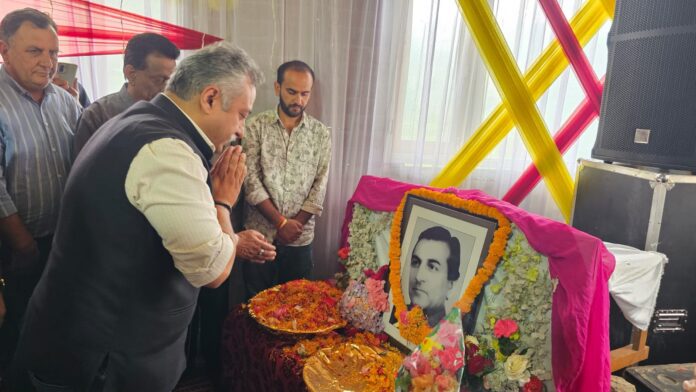 मंत्री रोहित श्रद्धांजलि देते हैं