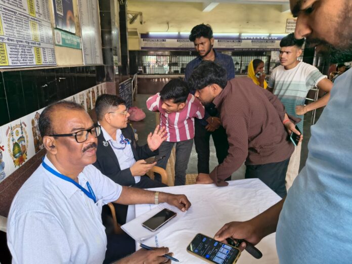 रेलकर्मचारियों का अभियान चल रहा है रेलकर्मचारियों का अभियान चल रहा है