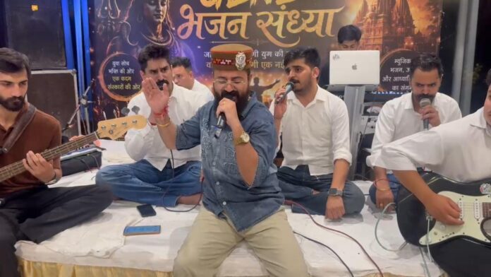 अभिषेक सोनी भजन गाते हुए अभिषेक सोनी भजन गाते हुए