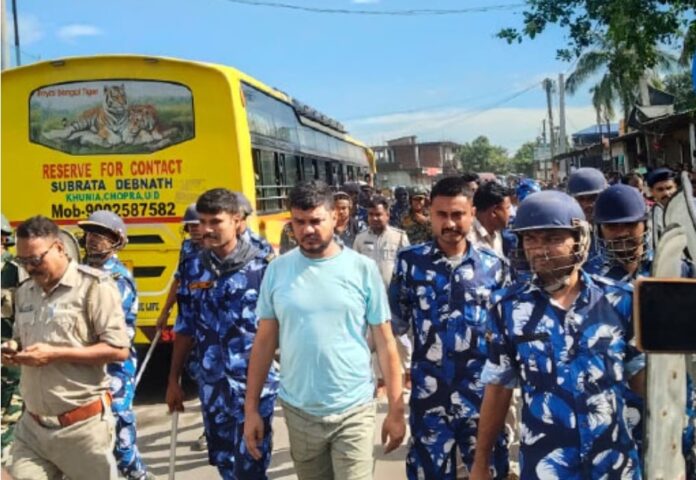 पुलिस आरोपित को घटनास्थल का रीक्रिएशन कराने के लिए ले जाती है