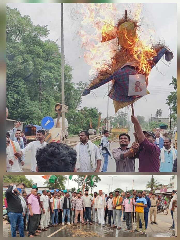 कांग्रेस ने भानपुरी में मुख्यमंत्री का पुतला दहन किया