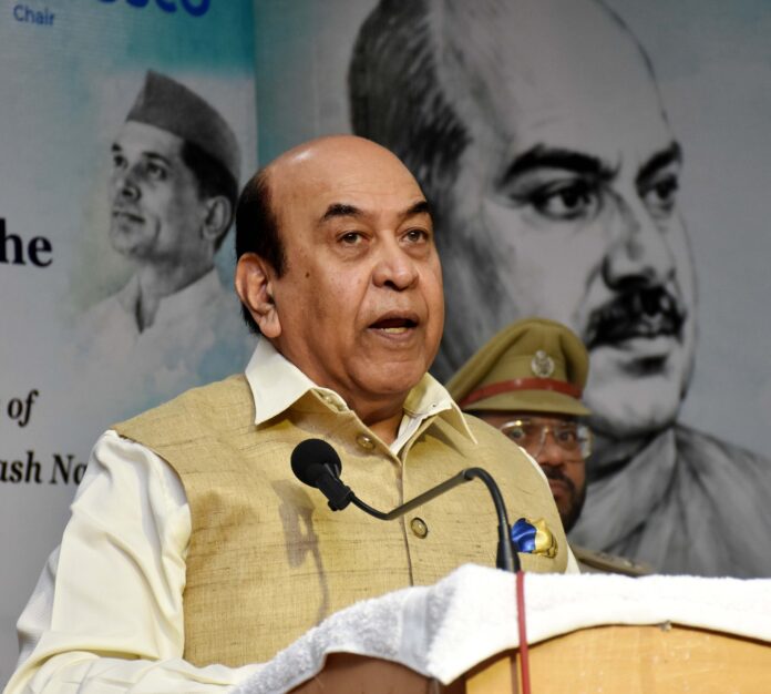 बिहार के राज्यपाल सम्मेलन में बोल रहे हैं