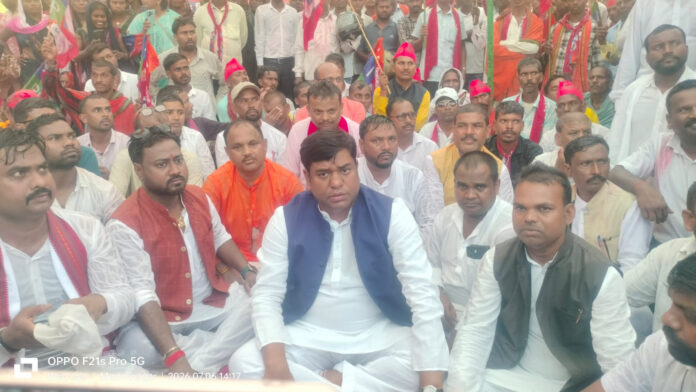 बिहार वीआइपी पार्टी धरना देते मुकेश सहनी बिहार वीआइपी पार्टी धरना देते मुकेश सहनी