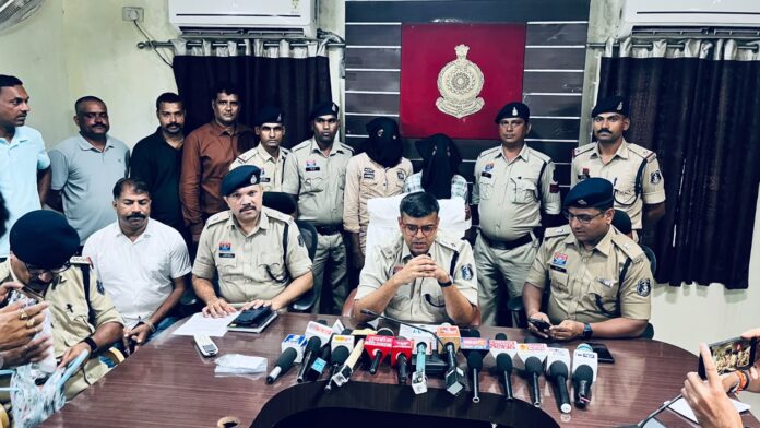 पुलिस अधीक्षक सिद्धार्थ तिवारी प्रेस वार्ता में बोल रहे हैं