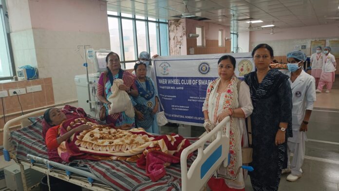 किडनी मरीजों के लिए वितरण कार्यक्रम में शामिल लोग