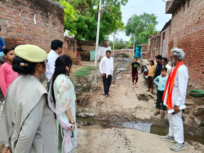 एसडीएम गांव का निरीक्षण करती हुई