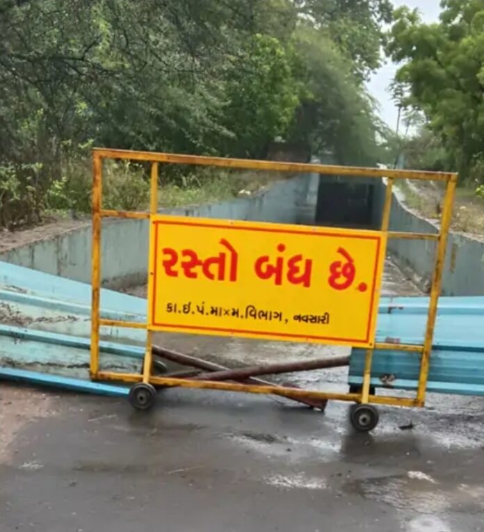 नवसारी में सड़कें बंद हैं