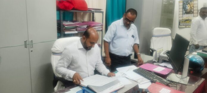 डीसी निरीक्षण करते हुए शहर की सड़कों की स्थिति डीसी निरीक्षण करते हुए शहर की सड़कों की स्थिति