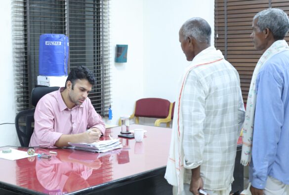 जनदर्शन में कलेक्टर आवेदन लेते हुए जनदर्शन में कलेक्टर आवेदन लेते हुए