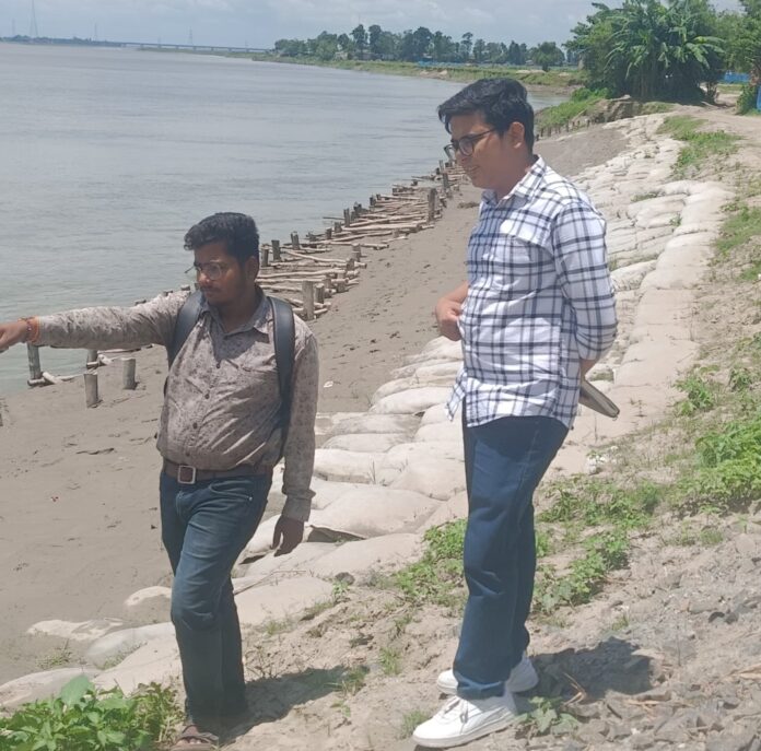 नदी किनारे निरीक्षण करते अधिकारी नदी किनारे निरीक्षण करते अधिकारी