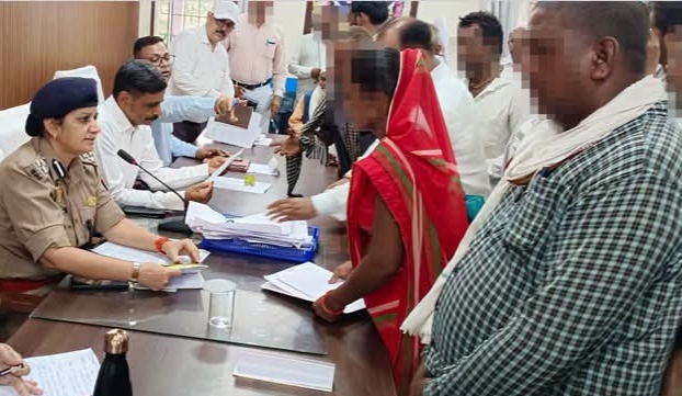 तहसील लालगंज में फरियादियों तहसील लालगंज में फरियादियों