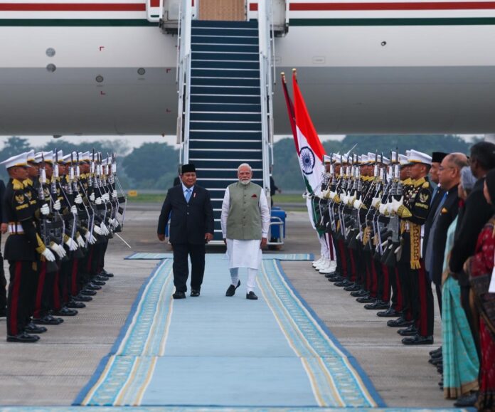 प्रधानमंत्री नरेन्द्र मोदी इंडोनेशिया दौरे पर प्रधानमंत्री नरेन्द्र मोदी इंडोनेशिया दौरे पर