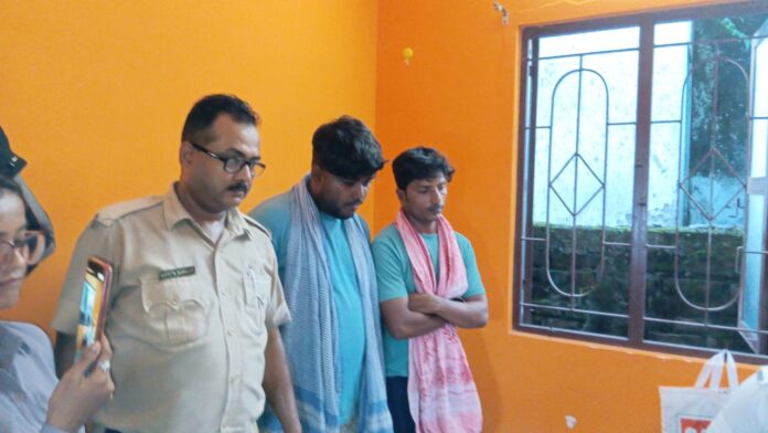 गिरफ्तार दोनों आरोपित के साथ पुलिस