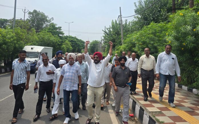 बिजली कटौती के खिलाफ किसान प्रदर्शन बिजली कटौती के खिलाफ किसान प्रदर्शन