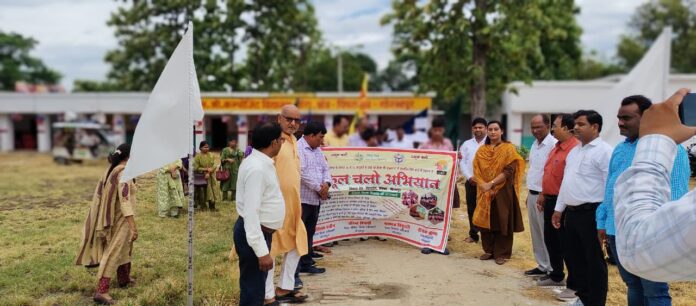 बीईओ शाबिस्ता परवीन स्कूल चलो रैली में