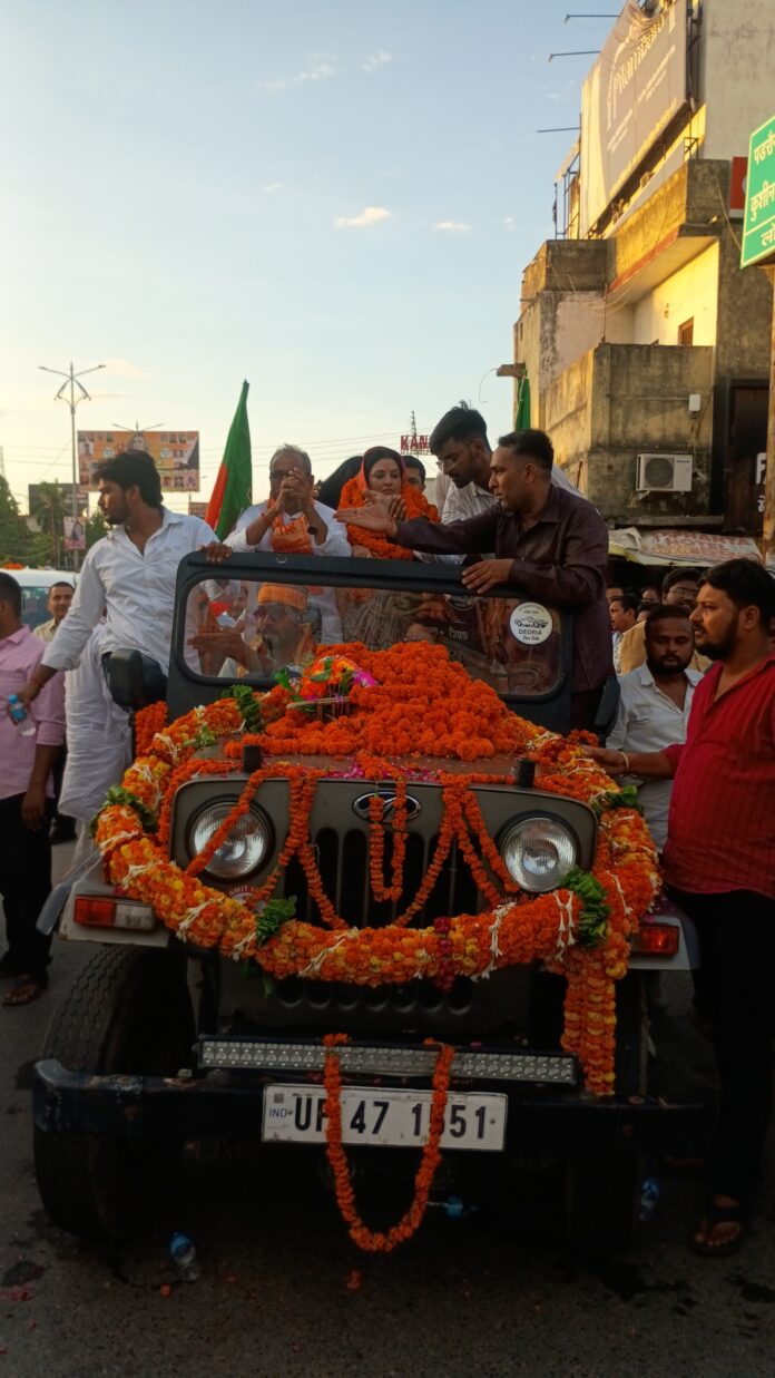 प्रदेश मंत्री का स्वागत करते हिंदी समाचार