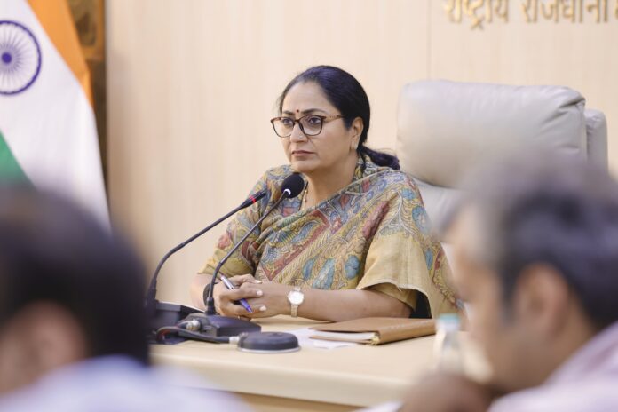 दिल्ली सचिवालय में मुख्यमंत्री