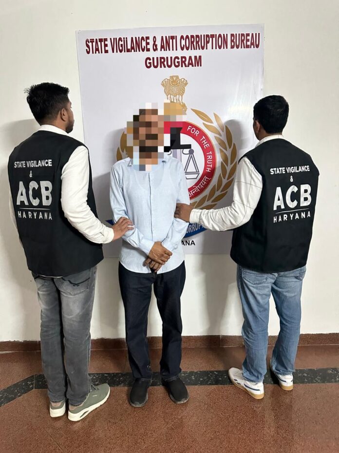 भ्रष्टाचार का आरोपी पकड़ा गया है गुरुग्राम में