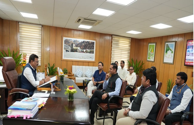 मुख्य सचिव आनंद बर्द्धन बैठक करते हुए मुख्य सचिव आनंद बर्द्धन बैठक करते हुए