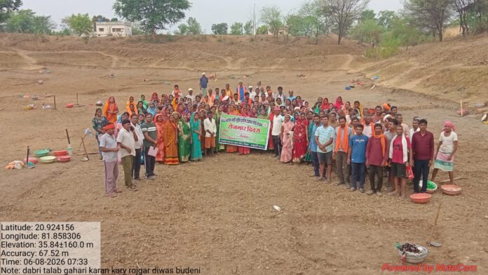 मनरेगा स्थल पर ग्रामीण कार्य