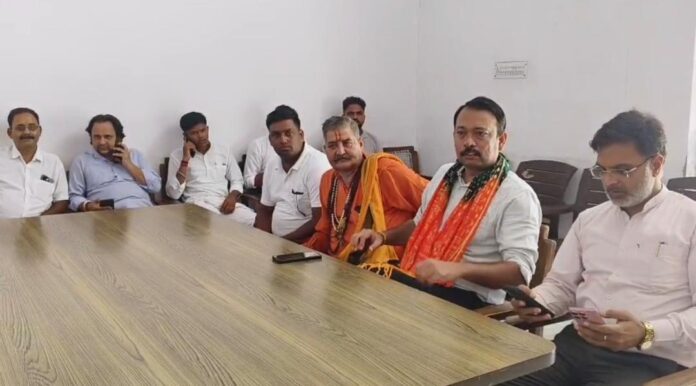 पीसीएस अधिकारी अलंकार अग्निहोत्री निलंबित किए जाने की खबर पीसीएस अधिकारी अलंकार अग्निहोत्री निलंबित किए जाने की खबर