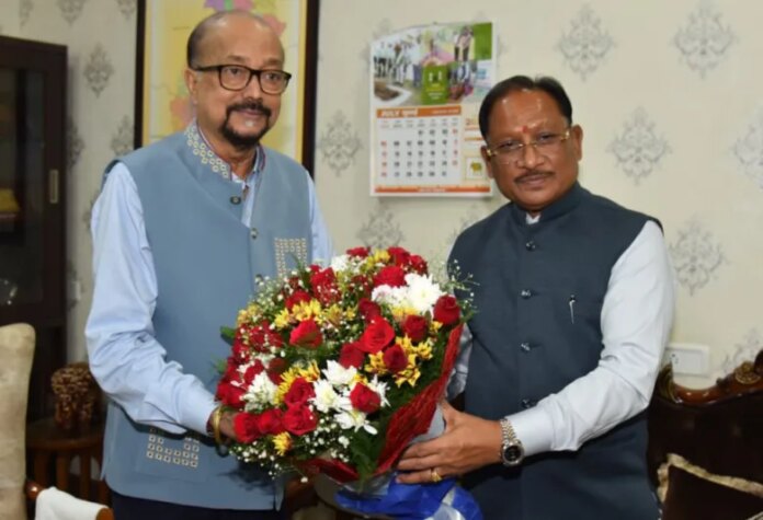 मुख्यमंत्री विष्णुदेव साय ने राज्यपाल को पुष्पगुच्छ भेंट किया मुख्यमंत्री विष्णुदेव साय ने राज्यपाल को पुष्पगुच्छ भेंट किया