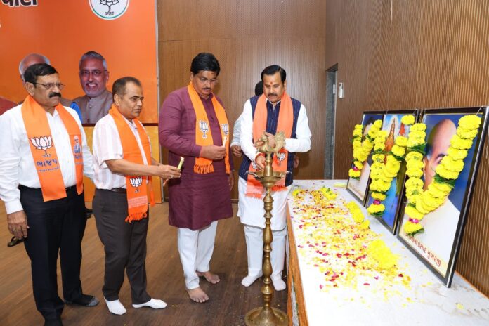 भाजपा कार्यकर्ता सम्मेलन सूरत में आयोजित भाजपा कार्यकर्ता सम्मेलन सूरत में आयोजित