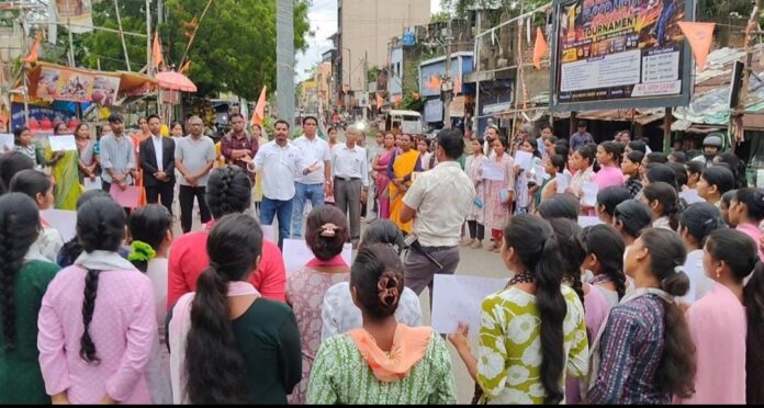 नाबालिग से दुष्कर्म के विरोध में प्रदर्शन नाबालिग से दुष्कर्म के विरोध में प्रदर्शन