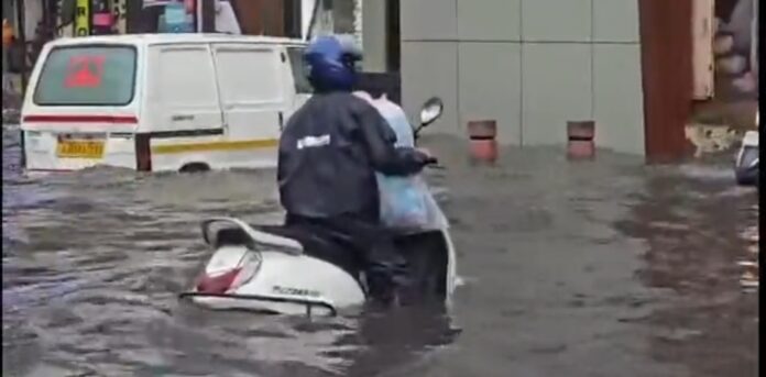 सूरत में भारी बारिश की तस्वीर
