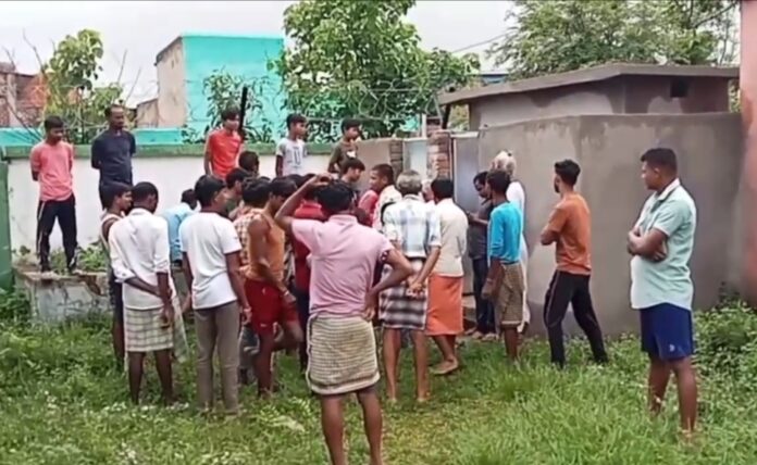 शौचालय छज्जा ढहा भीड़ शौचालय छज्जा ढहा भीड़