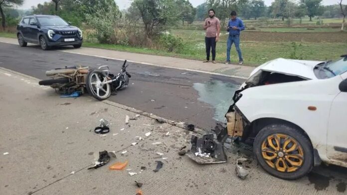दुर्घटना स्थल पर दोनों वाहनों की तस्वीरें दुर्घटना स्थल पर दोनों वाहनों की तस्वीरें