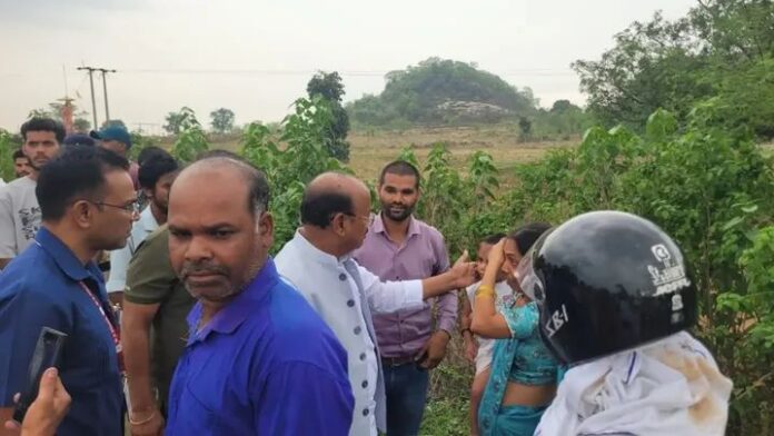 मंत्री परिवार काे ढाढस बधाते हुए कार्यक्रम