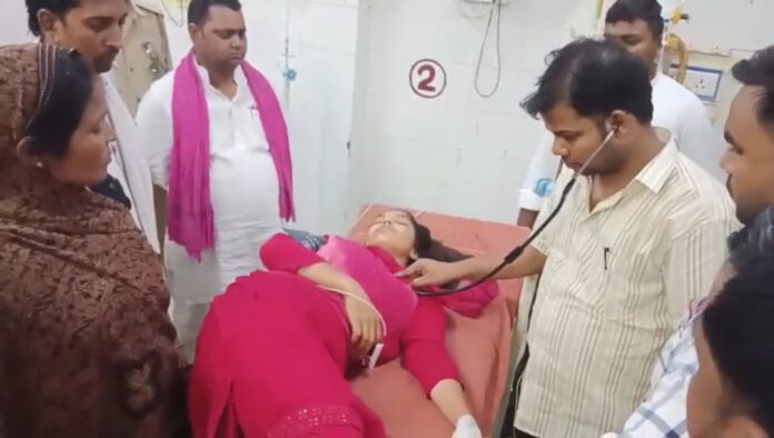 जिला अस्पताल में इलाज करते हुए जिला अस्पताल में इलाज करते हुए