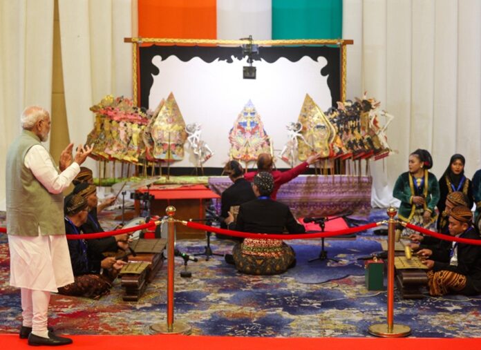 प्रधानमंत्री नरेन्द्र मोदी जकार्ता में वेयांग कुलित देख रहे हैं