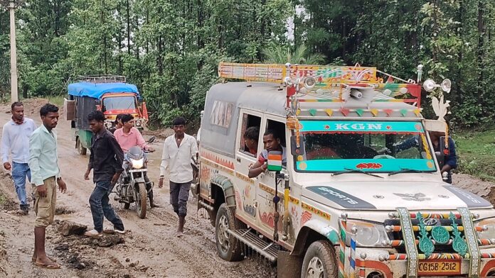 कीचड़ में फंसे वाहन, जाम की समस्या कीचड़ में फंसे वाहन, जाम की समस्या