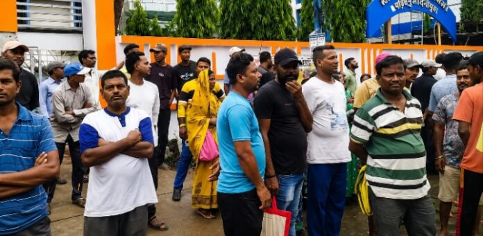 सफाई कर्मी विरोध प्रदर्शन करते हुए सड़कों पर सफाई कर्मी विरोध प्रदर्शन करते हुए सड़कों पर