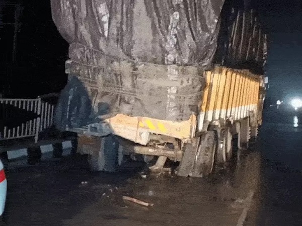 चलते ट्रक में घुसी एक्सयूवी कार चलते ट्रक में घुसी एक्सयूवी कार